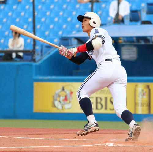 亜大対中大　6回裏中大1死一、二塁、左翼に3点本塁打を放つ森下（撮影・飯岡大暉）