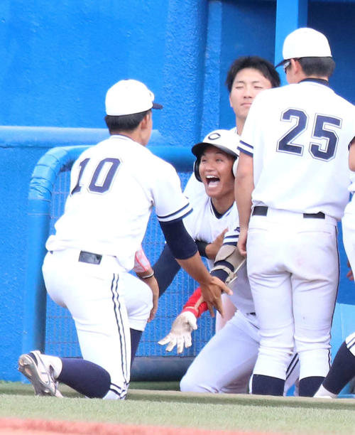 亜大対中大　6回裏中大1死一、二塁、逆転3点本塁打を放った森下（中央）はベンチでナインと喜ぶ（撮影・飯岡大暉）