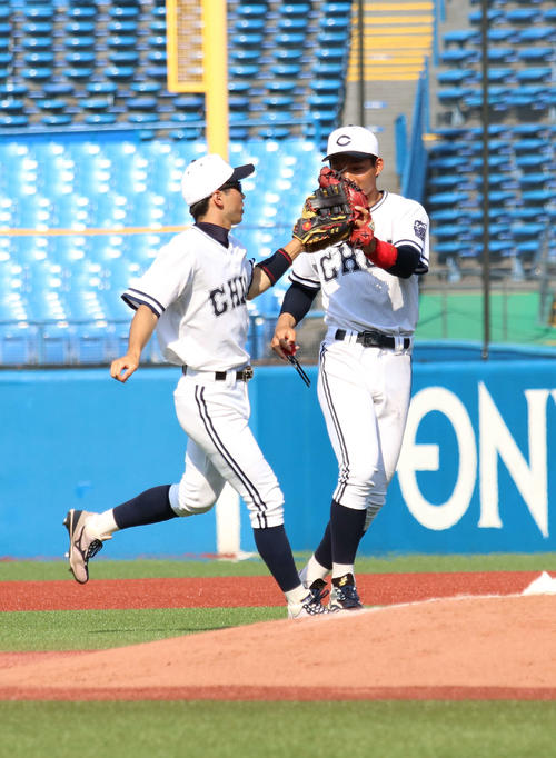 亜大対中大　逆転本塁打を放った中大・森下（右）は勝利し、ナインと笑顔でハイタッチ（撮影・飯岡大暉）