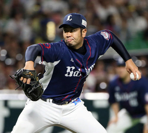 ソフトバンク対西武　ソフトバンク打線を相手に力投する榎田大樹（撮影・栗木一考）