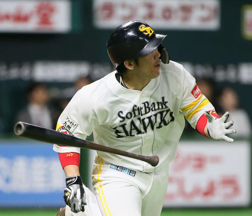 ソフトバンク対西武　7回裏ソフトバンク2死、甲斐拓也は中越えに勝ち越しソロ本塁打を放つ（撮影・栗木一考）