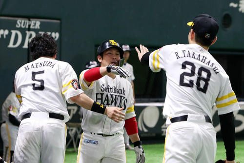 ソフトバンク対西武　7回裏ソフトバンク2死、甲斐は本塁打を放ちベンチ前でナインの出迎えを受ける（撮影・栗木一考）