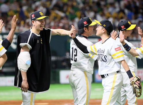 ソフトバンク対西武　負けなしの5勝目を挙げ笑顔でナインを迎える高橋礼（左）（撮影・栗木一考）