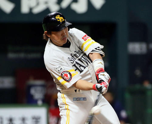 ソフトバンク対西武　8回裏ソフトバンク2死一、三塁、内川は右前適時打を放つ（撮影・栗木一考）