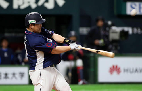 ソフトバンク対西武　5回表西武無死、中村は左越え本塁打を放つ（撮影・栗木一考）