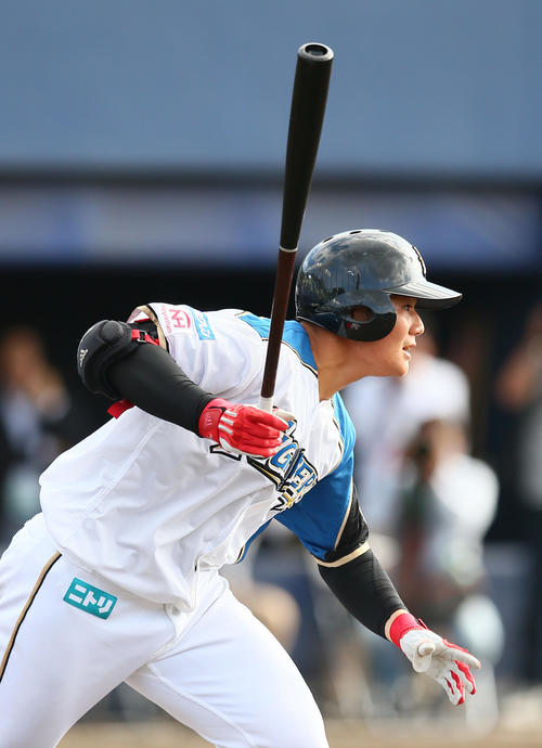 日本ハム対ロッテ　9回裏日本ハム2死一、三塁、適時内野安打を放つ清宮（撮影・足立雅史）