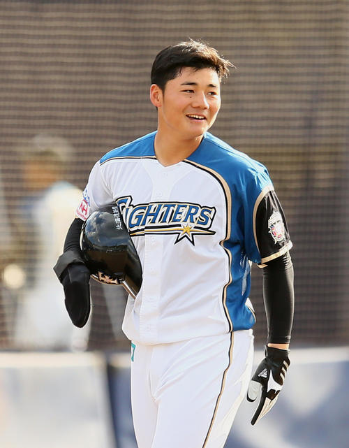 日本ハム対ロッテ　試合には敗れたものの、自身は2安打の活躍を見せ笑顔で引き揚げる日本ハム清宮（撮影・足立雅史）