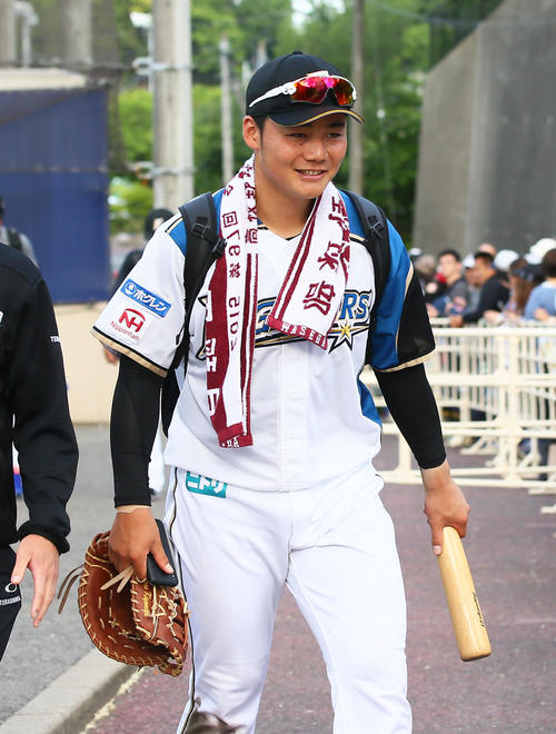 母校早実のタオルを首に笑顔で引き揚げる日本ハム清宮（撮影・足立雅史）
