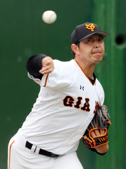 ブルペンで投球練習する巨人岩隈（撮影・垰建太）
