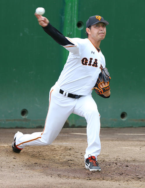 ブルペンで投球練習する巨人岩隈（撮影・垰建太）