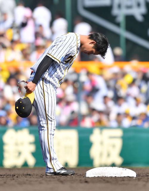 阪神対DeNA　2回、適時打を放った木浪はファンのコールに深々と頭を下げた（2019年5月5日撮影）