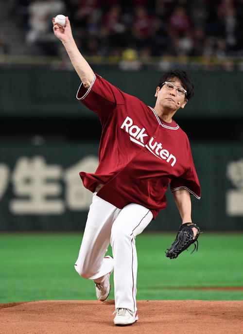 楽天対日本ハム　始球式に登場した小坂大魔王（撮影・横山健太）