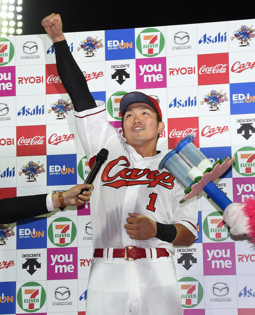 広島対ヤクルト　サヨナラ本塁打を放った鈴木誠也はヒーローインタビューで「最高でーす」と連発する（撮影・奥田泰也）