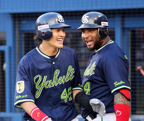 ヤクルト坂口（左）とバレンティン