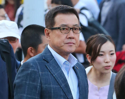 名古屋駅に到着した巨人原監督（撮影・垰建太）