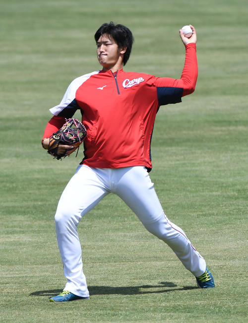 キャッチボールで調整する広島床田（撮影・奥田泰也）