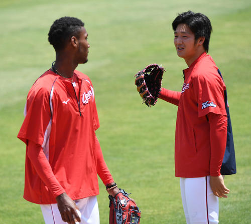 練習中、床田（右）はアドゥワ誠と話す（撮影・奥田泰也）