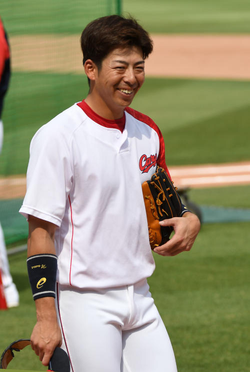 練習を終え、笑顔で引き揚げる野間（撮影・奥田泰也）