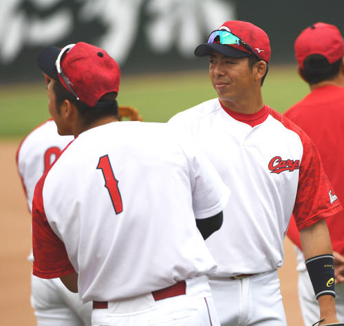 練習に姿を見せた野間（右）と鈴木誠也（撮影・奥田泰也）