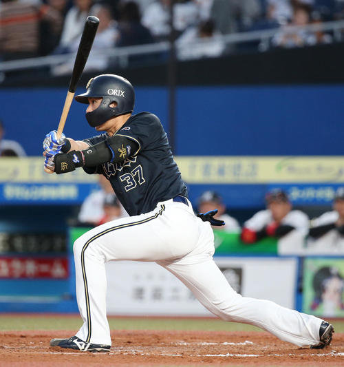 ロッテ対オリックス　2回表オリックス1死一、三塁、適時打を放つ若月（撮影・中島郁夫）