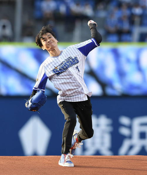 DeNA対中日　セレモニアルピッチを行う大沢樹生（撮影・鈴木みどり）