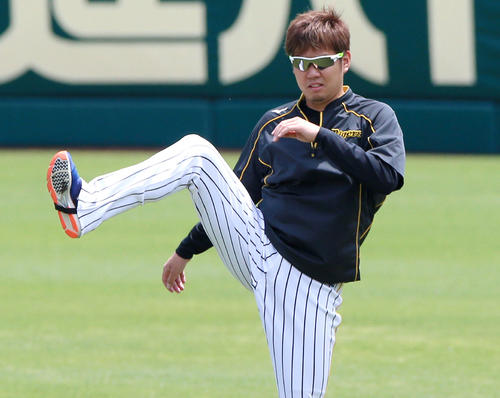 投手指名練習で体を動かす西勇輝（撮影・上山淳一）