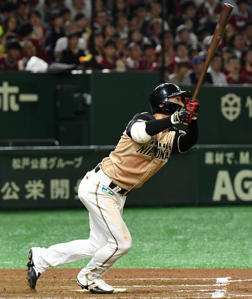 楽天対日本ハム　7回表日本ハム1死三塁、右越え適時二塁打を放つ平沼（撮影・横山健太）
