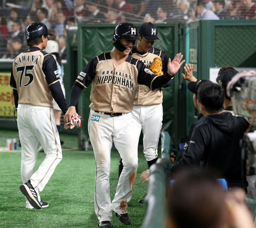 楽天対日本ハム　先制となる適時二塁打を放ちチームメートに出迎えられる日本ハム平沼（撮影・佐藤翔太）