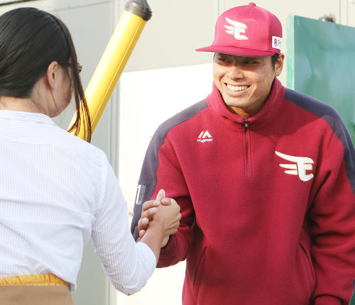 楽天対ヤクルト　初勝利を挙げファンの祝福に笑顔を見せる楽天木村（撮影・野上伸悟）