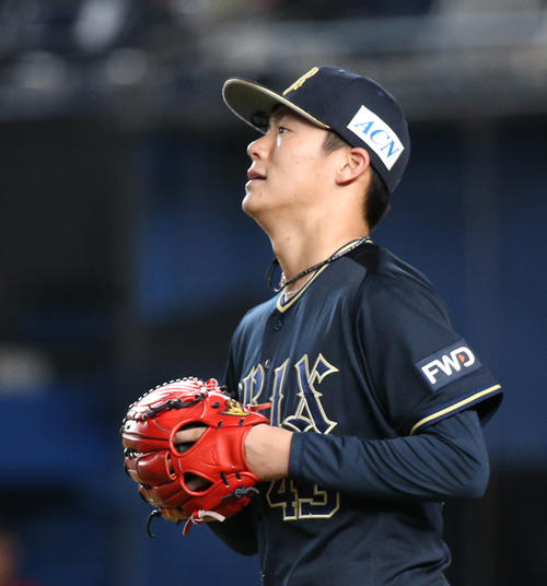 ロッテ対オリックス　ぼうぜんとするオリックス山本（撮影・中島郁夫）