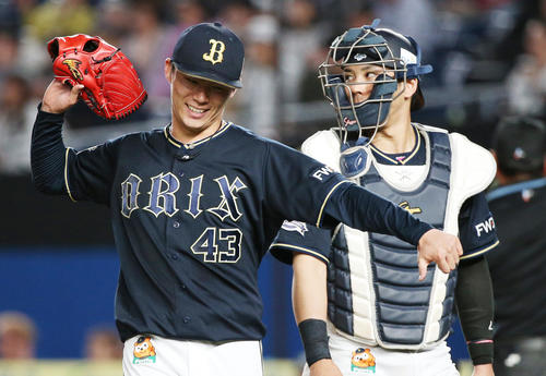 ベンチに戻る若月（右）とオリックス山本（撮影・中島郁夫）