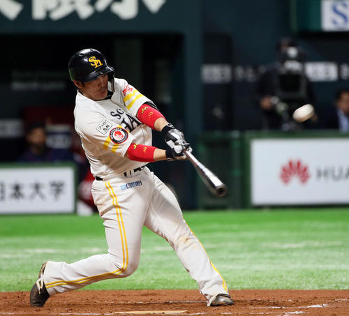 ソフトバンク対西武　7回裏ソフトバンク2死、甲斐は右中間へ本塁打を放つ（撮影・栗木一考）