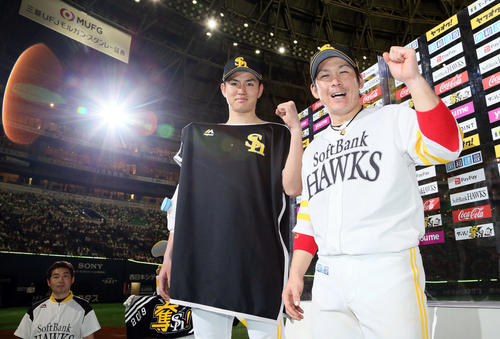 ソフトバンク対西武　お立ち台で笑顔を見せる甲斐（右）と高橋礼（撮影・栗木一考）