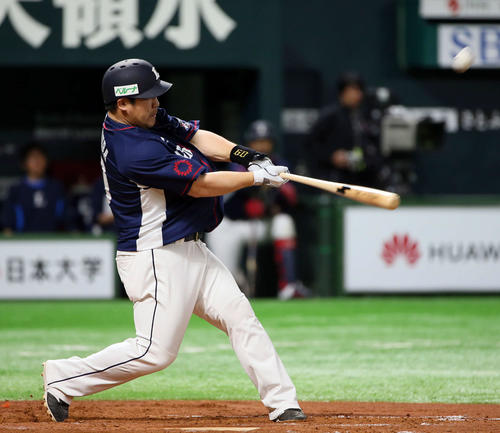 ソフトバンク対西武　5回表西武無死、中村は左越え本塁打を放つ（撮影・栗木一考）