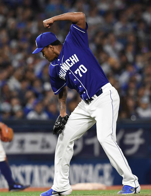DeNA対中日　7回裏の守備を終え、ガッツポーズする中日ロメロ（撮影・鈴木みどり）
