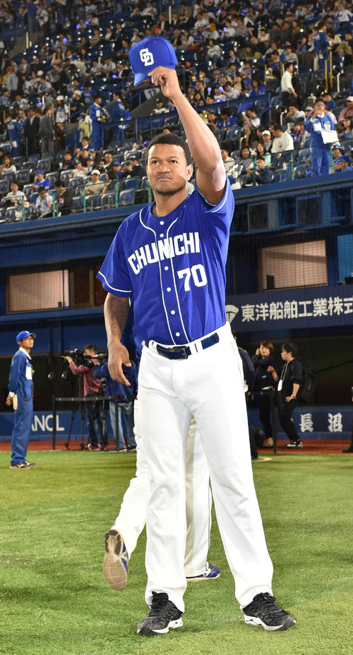 DeNA対中日　7回1失点で勝利投手の中日ロメロはファンの声援に応える（撮影・鈴木みどり）