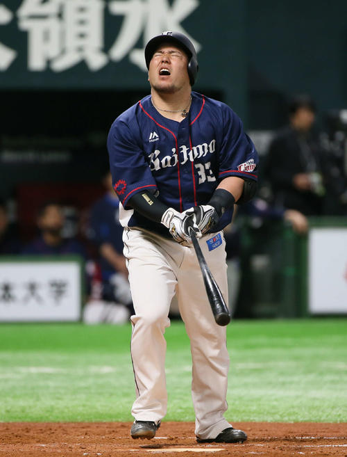 ソフトバンク対西武　4回表西武2死二塁、山川は一飛に倒れ、悔しそうな表情を見せる（撮影・栗木一考）