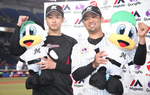 ロッテ対オリックス　ガッツポーズするロッテ種市（左）と清田（撮影・中島郁夫）