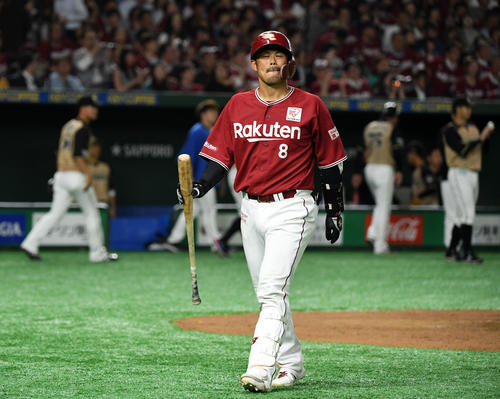 楽天対日本ハム　8回裏楽天2死一、三塁、三振に倒れ肩を落としベンチへ引き揚げる今江（撮影・横山健太）