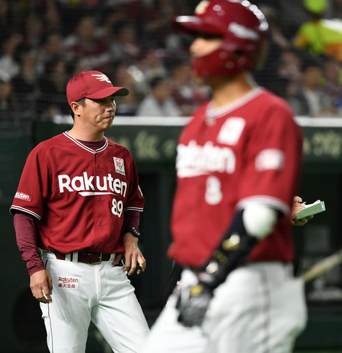 楽天対日本ハム　8回裏楽天2死一、三塁、三振に倒れ肩を落としベンチへ引き揚げる今江（右）。左は選手交代を告げる平石監督（撮影・横山健太）