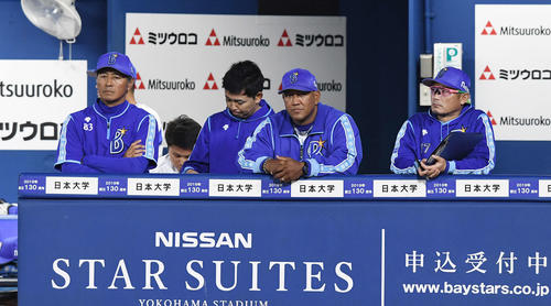 DeNA対中日　ベンチで険しい表情のDeNAラミレス監督（中央）（撮影・鈴木みどり）