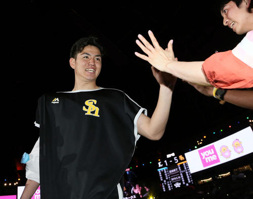 ソフトバンク対西武　試合後、ファンとタッチを交わす高橋礼（撮影・栗木一考）