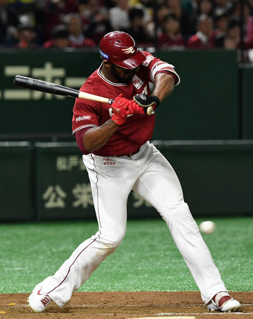 楽天対日本ハム　8回裏楽天無死、右膝に死球を受けるブラッシュ（撮影・横山健太）