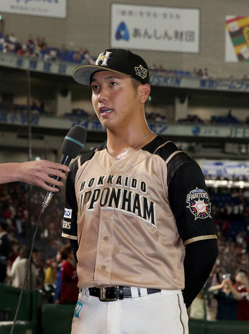 楽天対日本ハム　試合終了後、インタビューを受ける日本ハム平沼（撮影・佐藤翔太）