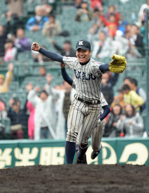 15年4月、敦賀気比対東海大四　完投で勝利を飾りガッツポーズで歓喜する敦賀気比・平沼（撮影・外山鉄司）