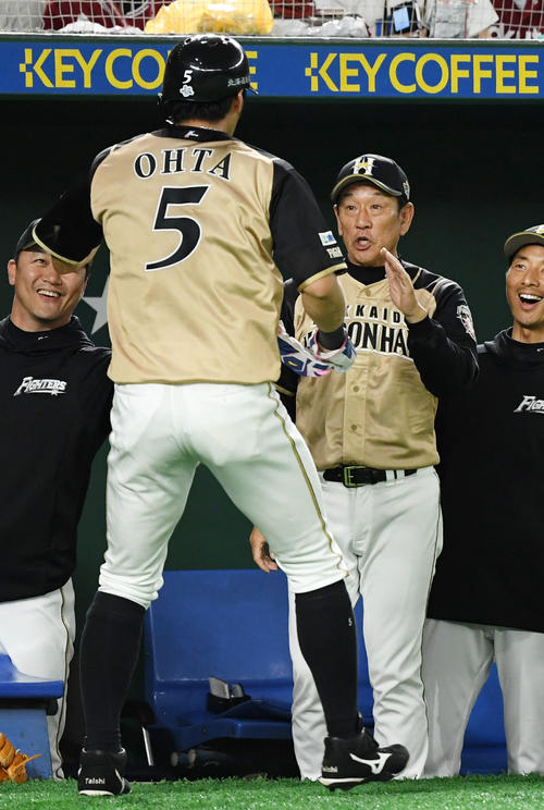 楽天対日本ハム　8回表日本ハム無死三塁、近藤の左前適時打で生還した大田（左）を笑顔で迎える栗山監督（撮影・横山健太）