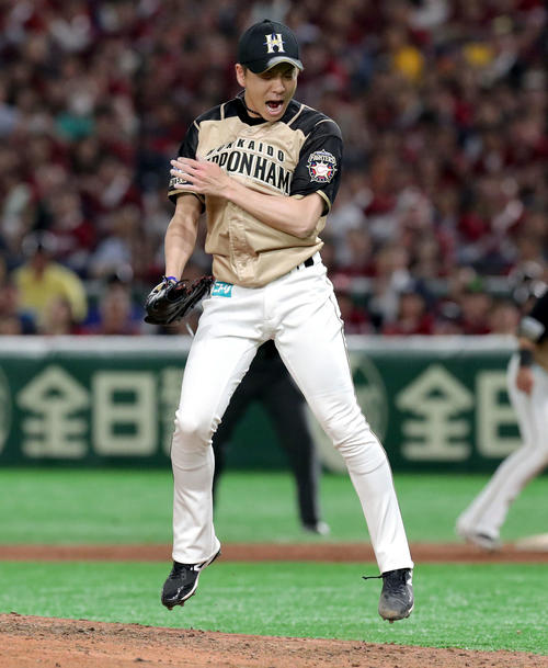 楽天対日本ハム　8回裏楽天2死一、三塁、今江を三振にとりグラブを叩きながらほえる日本ハム宮西（撮影・佐藤翔太）