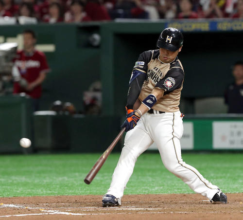 楽天対日本ハム　8回表日本ハム無死三塁、近藤は左前適時打を放つ（撮影・佐藤翔太）