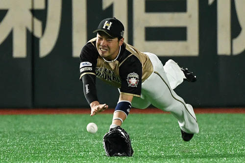 楽天対日本ハム　2回裏楽天2死、近藤は銀次の打球に飛びつくがキャッチできず二塁打を許す（撮影・横山健太）