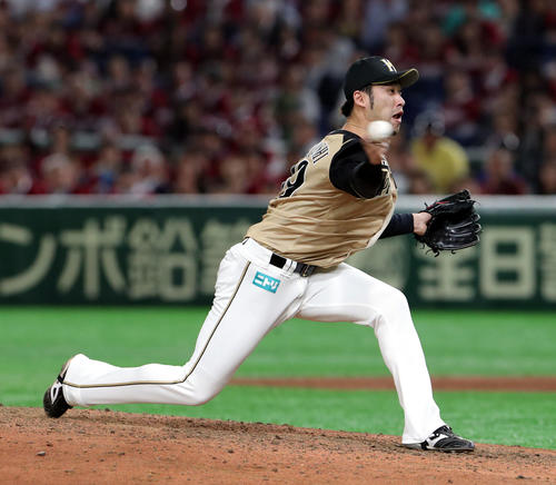 楽天対日本ハム　9回から登板する日本ハム秋吉（撮影・佐藤翔太）